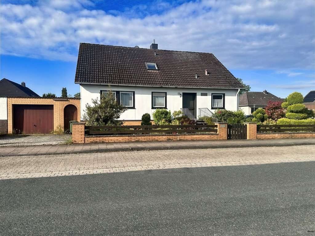 Immobilie in Nordstemmen - Charmantes Einfamilienhaus mit Kachelofen, Garage und Terrasse in Nordstemmen - Bild 2
