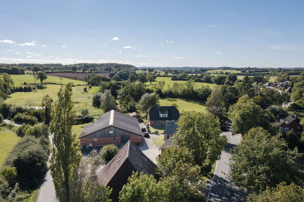 Immobilie in Dannau - ehemaliger Hof  mit modernem Wohnhaus, Nebengebäuden und 3,20 ha Eigenland in herrlicher Naturlage - Bild 1