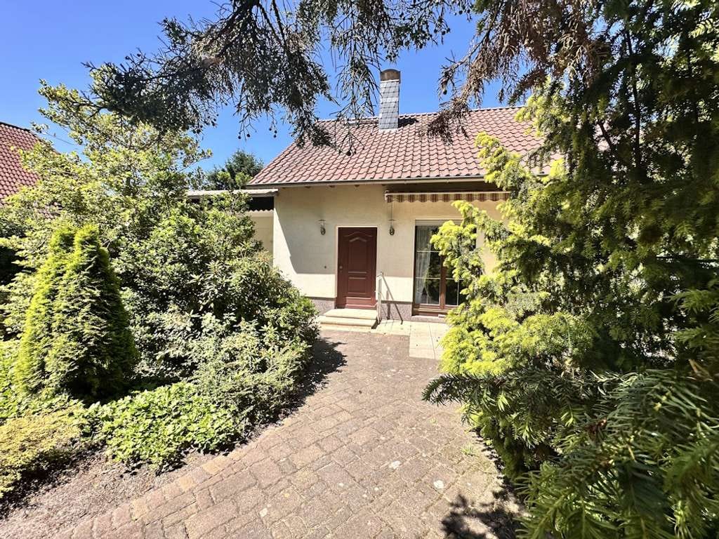 Immobilie in Brieselang - Massives Einfamilienhaus mit Einliegerwohnung auf Eckgrundstück in Brieselang - Bild 2