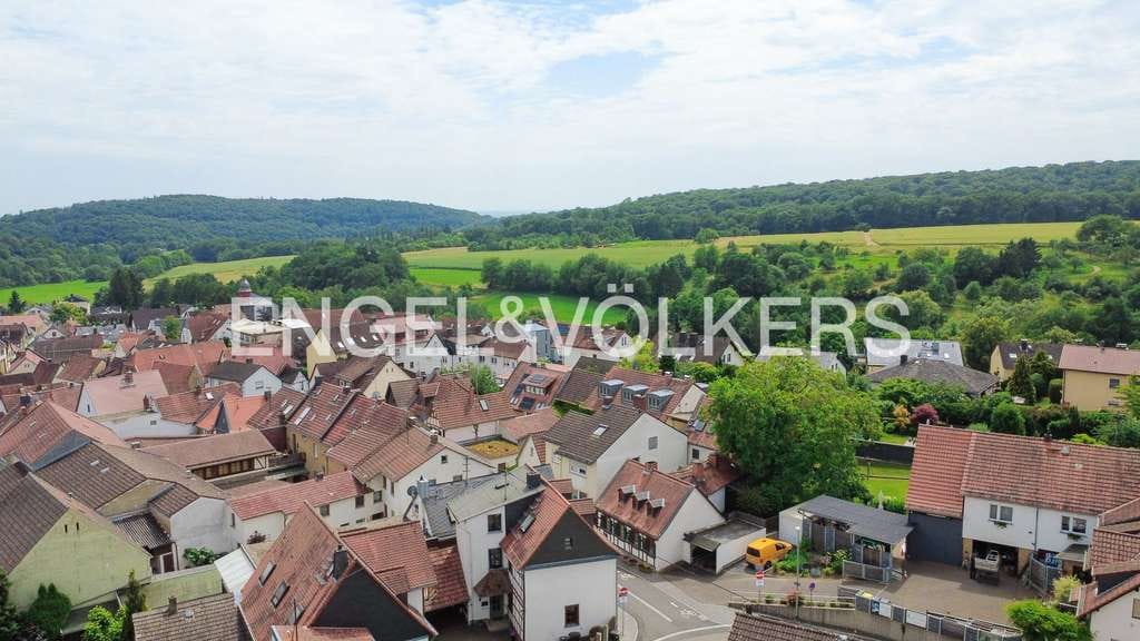 Immobilie in Wiesbaden - Historischer Charme trifft vielseitige Möglichkeiten – Einfamilienhaus mit Innenhof und Ausbaupot... - Bild 2