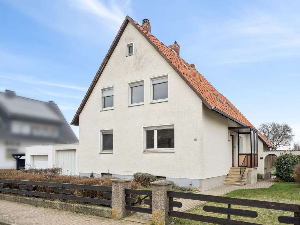Immobilie in Nordstemmen - Nordstemmen-Heyersum: Zweifamilienhaus mit Garage auf ca. 833 m² großem Grundstück - Bild 0