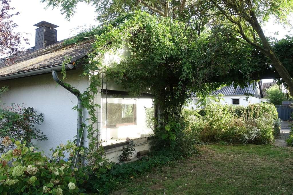 Immobilie in Idstein - Einfamilienhaus mit Einliegerwohnung (eigener Eingang) ca. 250 m² Wohnfläche - Bild 2