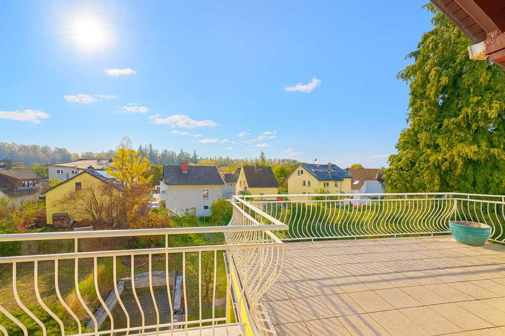 Immobilie in Brechen - Sofort bezugsfrei! - Vielseitig nutzbares Wohnhaus mit Garten, Aufzug und Terrasse - Bild 1