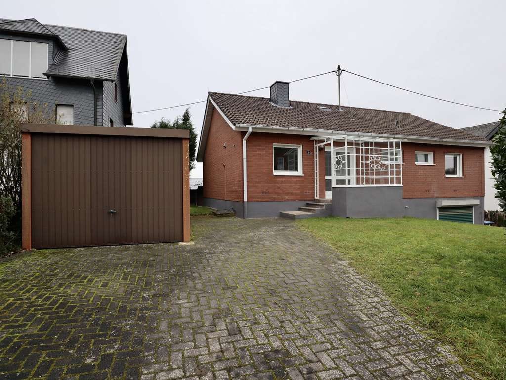 Immobilie in Bad Bertrich - Bungalow-Fertighaus mit Garten, Garagen und Keller - Bild 2