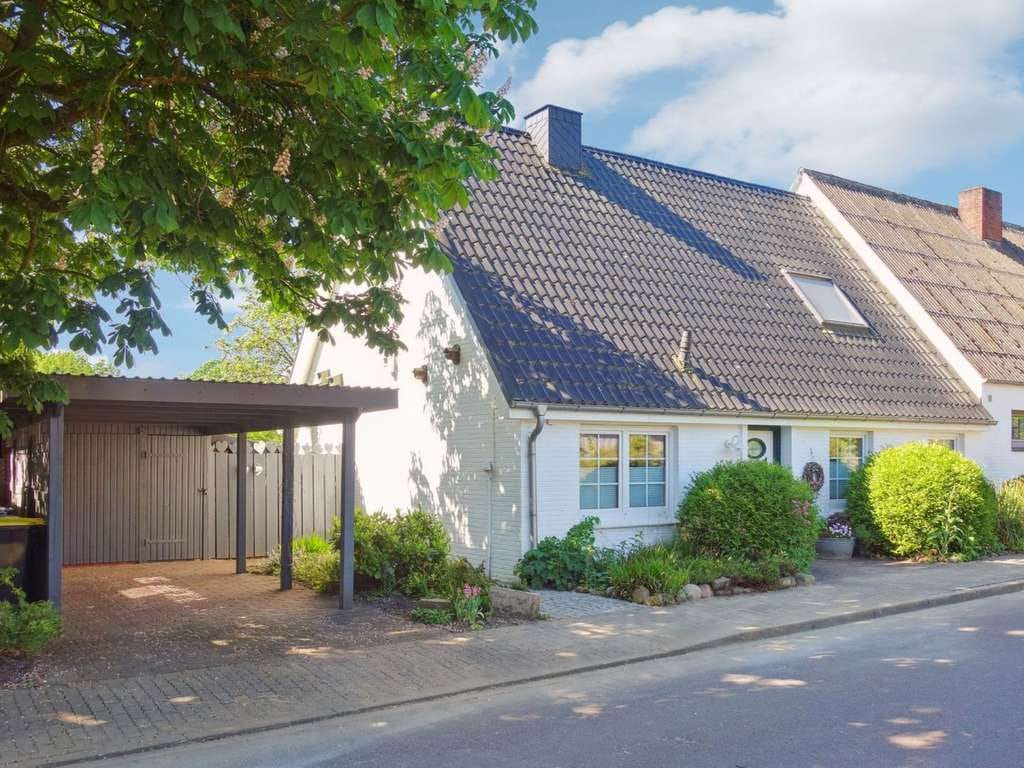 Immobilie in Lohe-Rickelshof - Kapitalanlage: Besondere Doppelhaushälfte mit Carport in Lohe-Rickelshof bei Heide - Bild 0