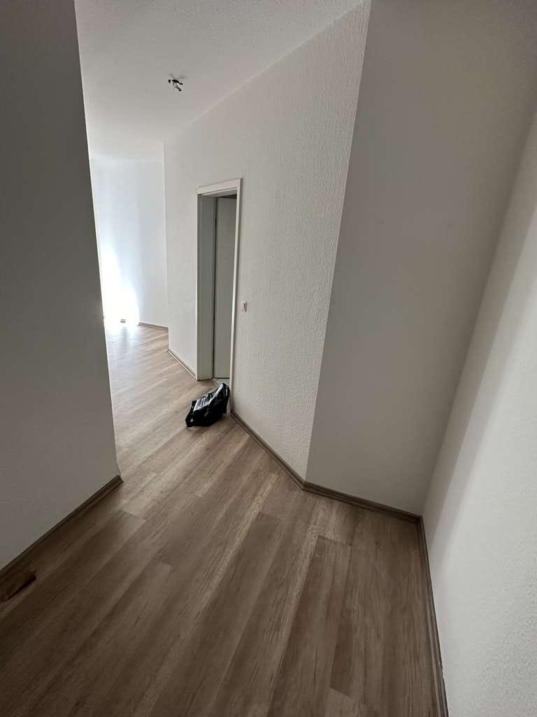 Immobilie in Pirna - DREIRAUMWOHNUNG MIT GROßEM BALKON, TIEFGARAGENSTELLPLATZ (DOPPELPARKER) IN EINEM RUHIGEN INNENHOF - Bild 3