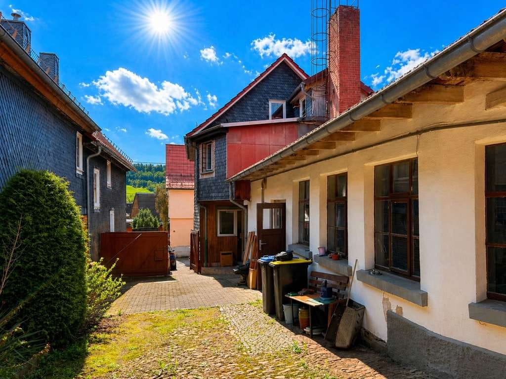 Immobilie in Geratal - Vielseitiges Einfamilienhaus mit großem Grundstück, Lagerflächen und Gästehaus in Geratal - Bild 1