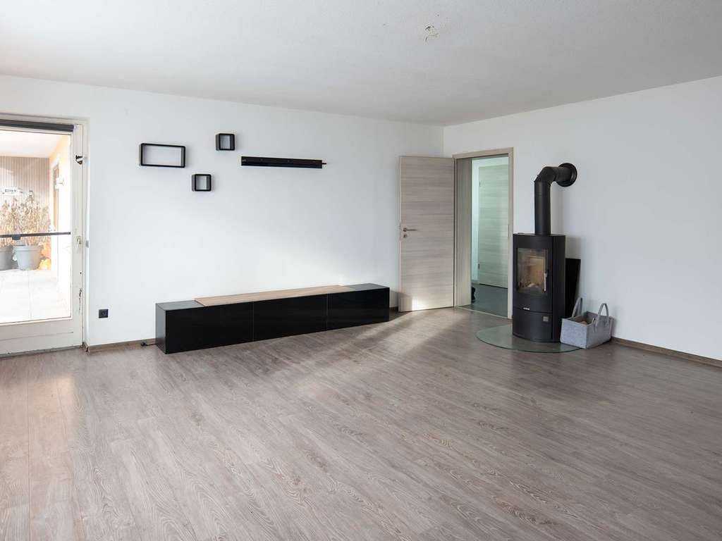 Immobilie in Ihrlerstein - Freistehendes Zweifamilienhaus auf ca. 2.115 m² Grundstück – Ruhe, Weitblick & Gestaltungspotenzial - Bild 3
