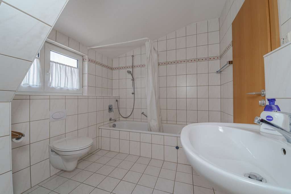 Immobilie in Bodman-Ludwigshafen - Bodenseeblick inklusive – lichtdurchflutete Dachgeschosswohnung mit Balkon - Bild 3