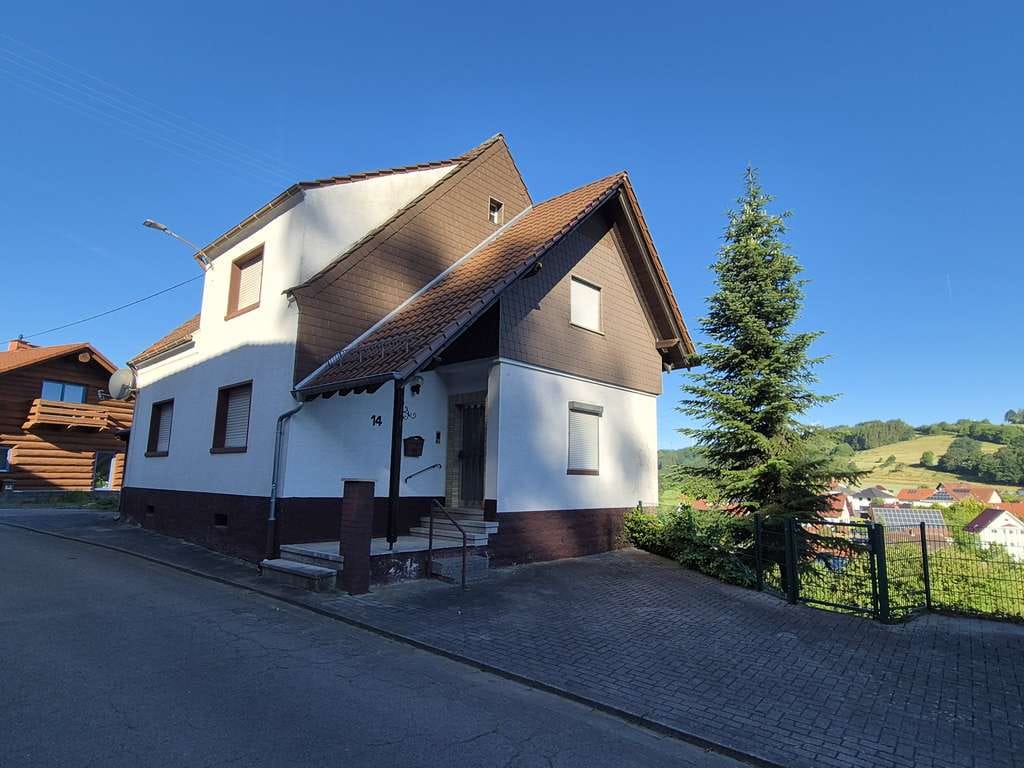 Immobilie in Queidersbach - Freistehendes, vollunterkellertes Wohnhaus mit unverbaubarer Fernsicht  - Bild 0