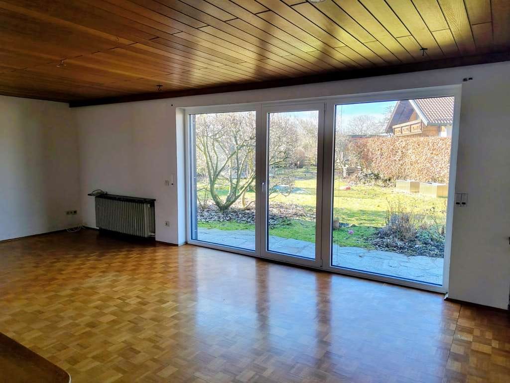 Immobilie in Burgkirchen an der Alz - Einfamilienhaus mit Doppelgarage und Garten - Bild 2
