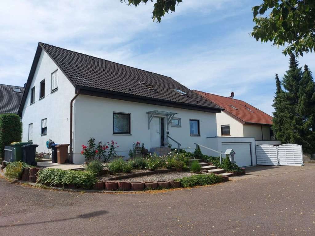 Immobilie in Erdmannhausen - Schönes 2-Familienhaus - überdachte Terrasse - Garten - Wintergarten - Sauna - Doppelgarage - Bild 1