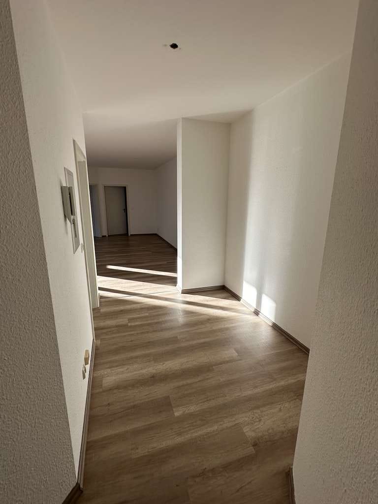 Immobilie in Pirna - DREIRAUMWOHNUNG MIT GROßEM BALKON, TIEFGARAGENSTELLPLATZ (DOPPELPARKER) IN EINEM RUHIGEN INNENHOF - Bild 4