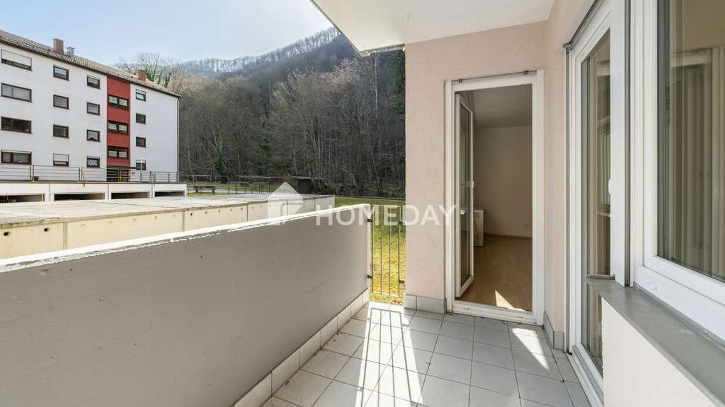 Immobilie in Bad Urach - Helle 4-Zimmer-Etagenwohnung mit Balkon & Garage in gepflegtem Mehrfamilienhaus - Bild 2