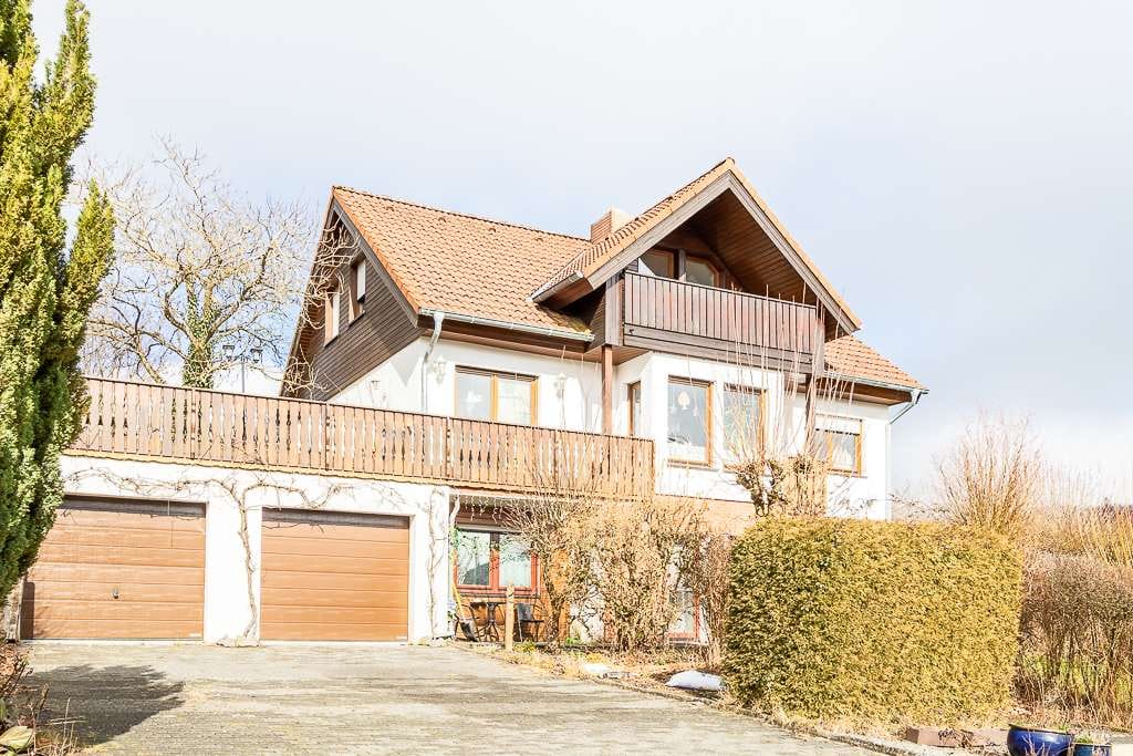 Immobilie in Üdersdorf - Einfamilienhaus mit vermieteter Einliegerwohnung, wunderschönem Garten, großer Terrasse und Garage. - Bild 0