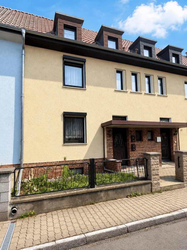 Immobilie in Nordhausen - Ideale Gelegenheit für eine junge Familie: Reihenhaus mit Garten und zwei Garagen in Nordhausen ! - Bild 0