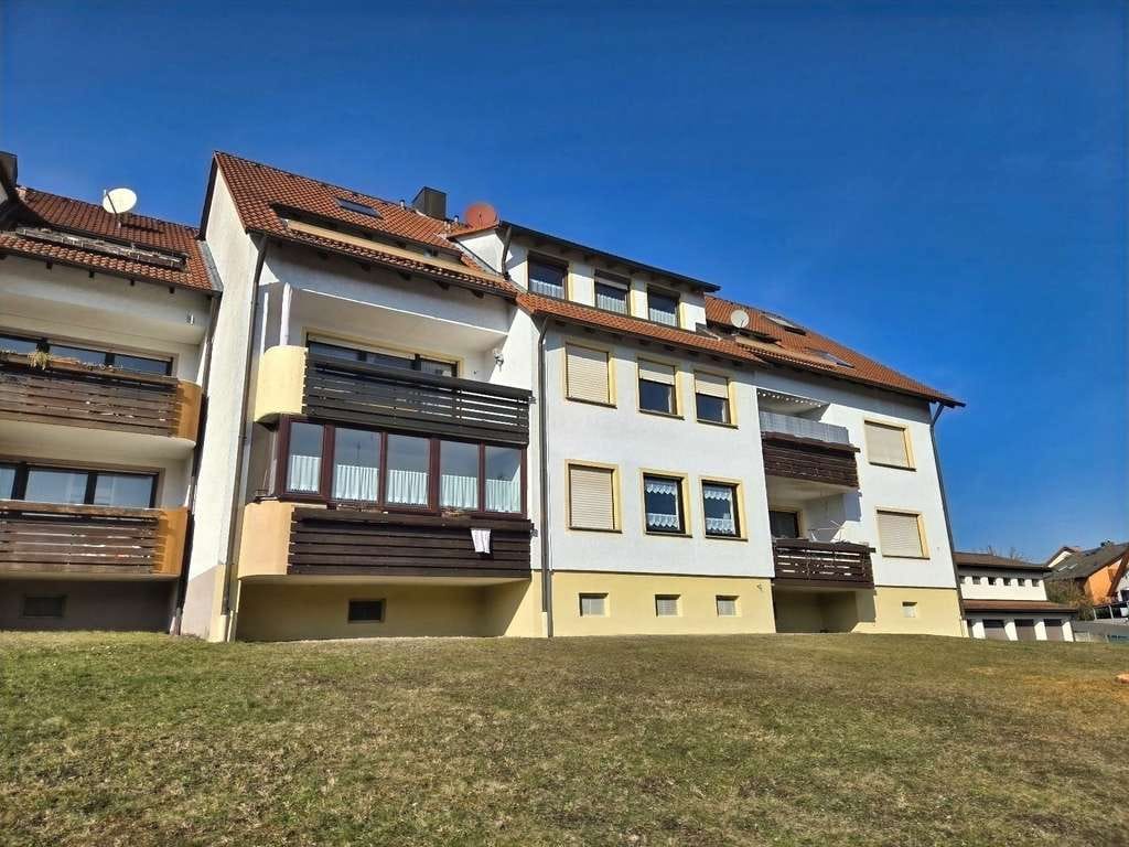Immobilie in Ebern - Schöner Ausblick inklusive - 5 Zi-Dachwohnung (ca. 110 m²) mit Balkon, Keller u. Garagenstellplatz - Bild 0