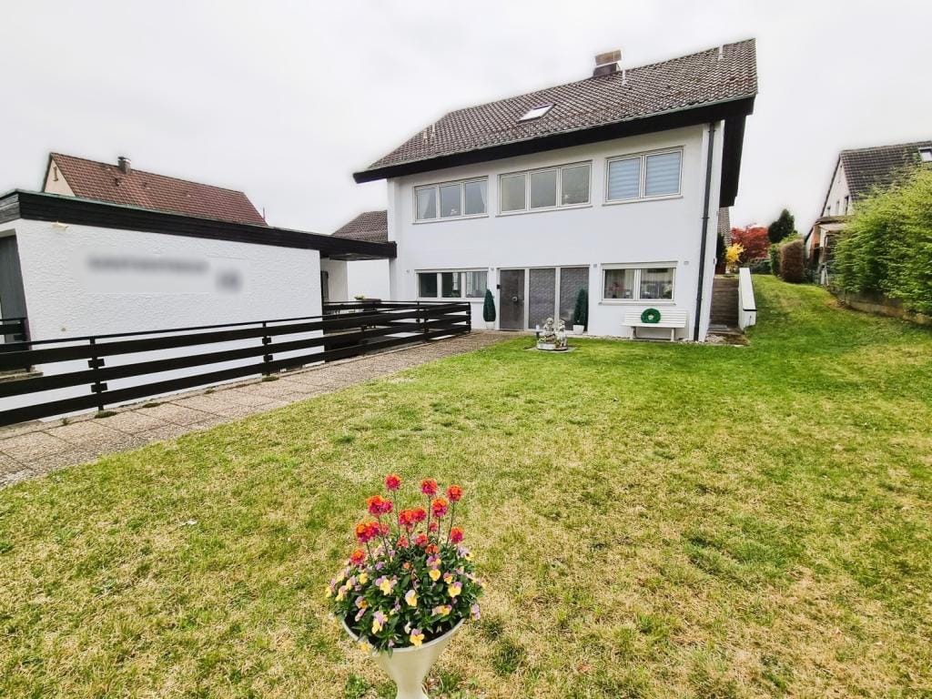 Immobilie in Röthenbach an der Pegnitz - James-Bond-Flair-Living - top instandgehalten auf großem Grund mit 7 Garagenstellplätzen - Bild 3