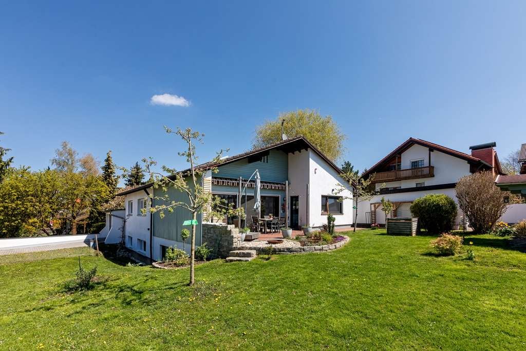 Immobilie in Weßling - Viel Platz für die ganze Familie - Großzügiges Einfamilienhaus mit Einliegerwohnung - Bild 1