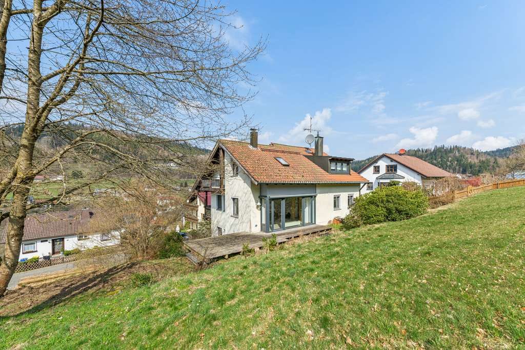 Immobilie in Warmensteinach - Einfamilienhaus mit Einliegerwohnung in naturnaher Lage im Fichtelgebirge - Bild 2