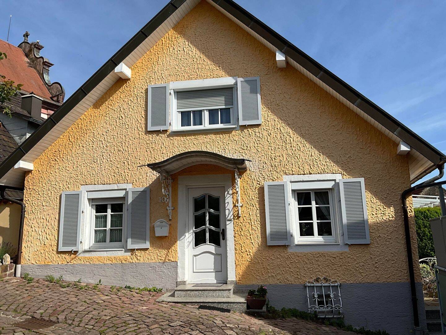 Immobilie in Ettenheim - Schönes Einfamilienhaus mit Garage und kleinem Garten im historischen Altstadtkern von Ettenheim - Bild 0