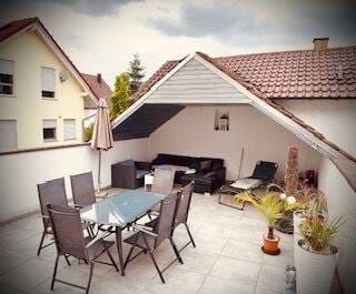 Immobilie in Erligheim - Attraktives Ensemble: Saniertes Zweifamilienhaus mit Werkhalle, Dachterrasse & 8 Stellplätzen - Bild 2