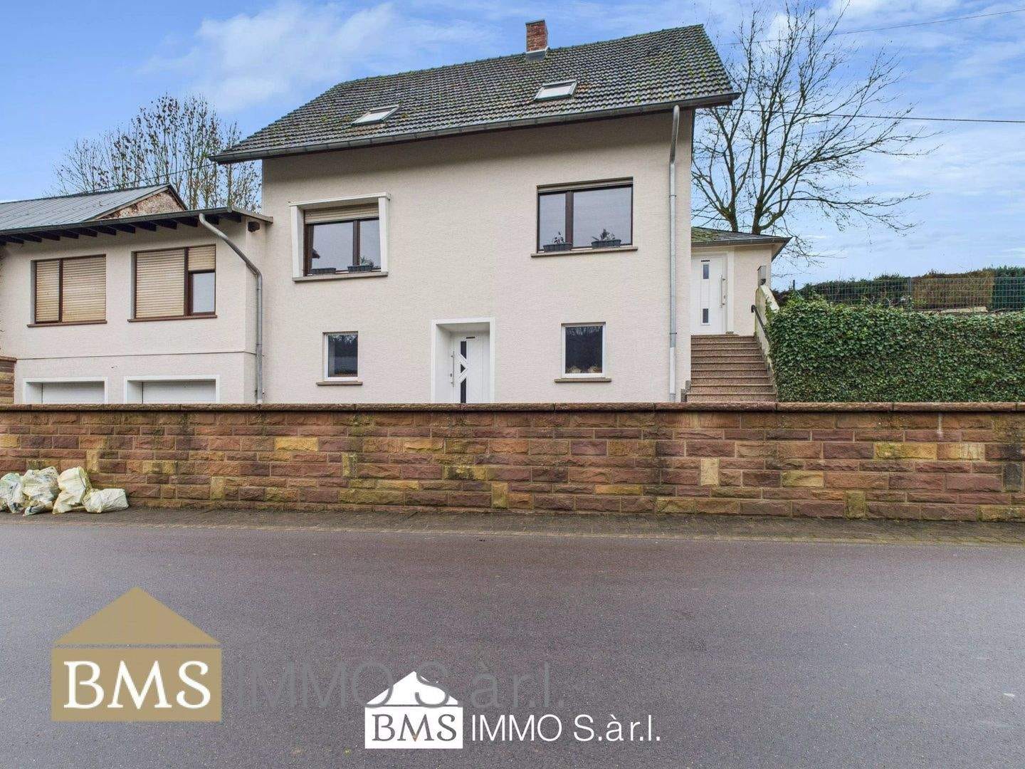 Immobilie in Hüttingen bei Lahr - Großes Wohnhaus mit Garagen und Garten ! - Bild 0