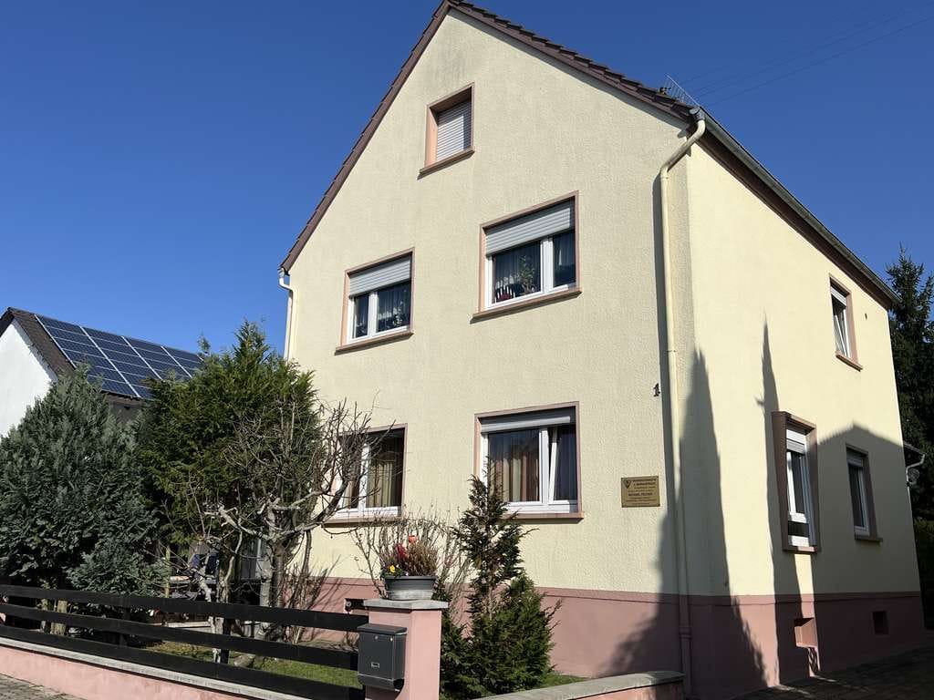 Immobilie in Lingenfeld - Geräumiges Einfamilienhaus mit vielen Nutzungsmöglichkeiten - ideal  für 2 Generationen in Top Lage! - Bild 0
