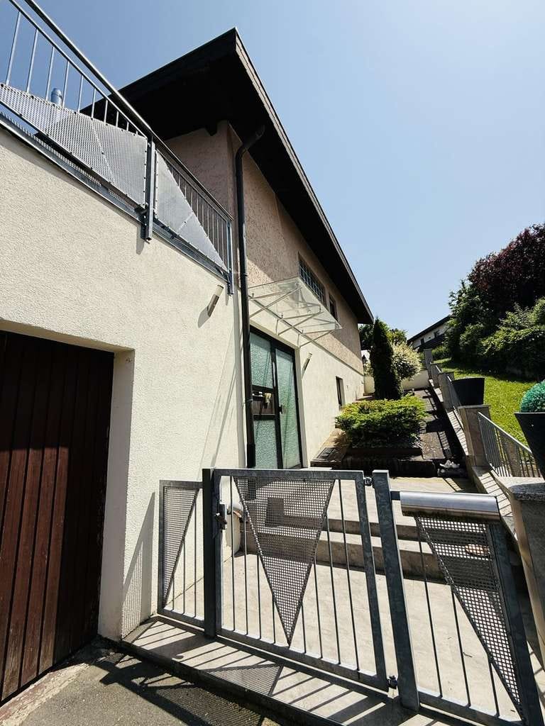 Immobilie in Lauda-Königshofen - WOHNEN MIT AUSSICHT - GROßZÜGIGES EIN-/ZWEIFAMILIENHAUS - Bild 2