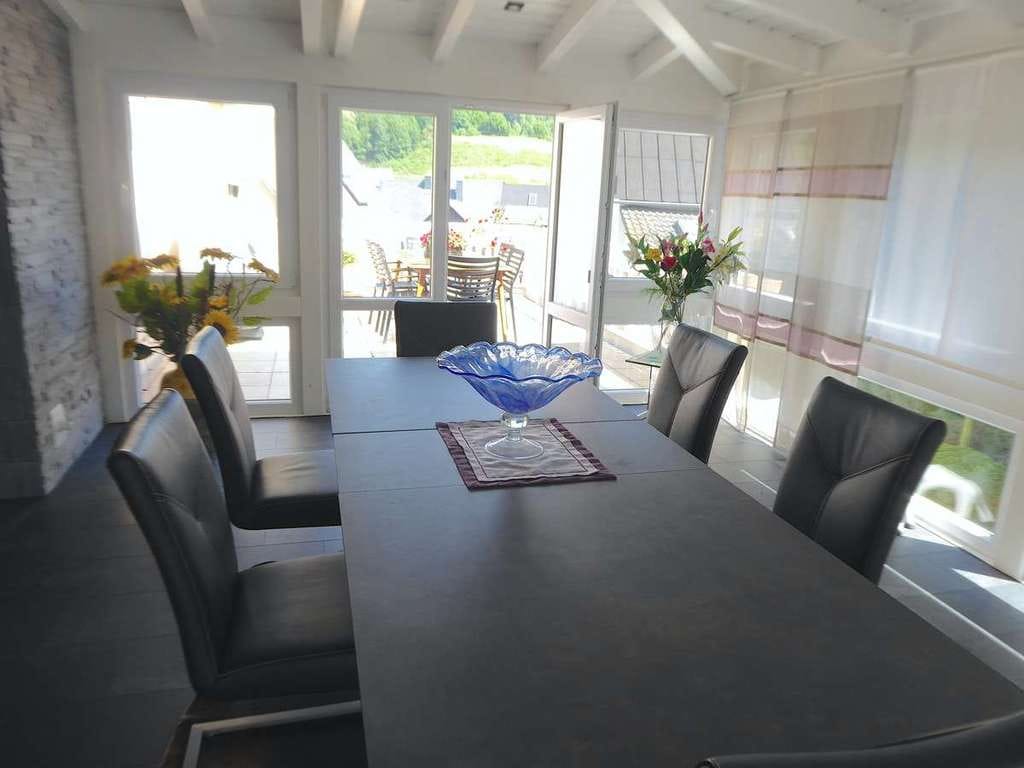 Immobilie in Haiger - Luxuriöses, junges und freistehendes Haus für 3 Parteien mit schönem Garten in ruhiger Lage - Bild 1
