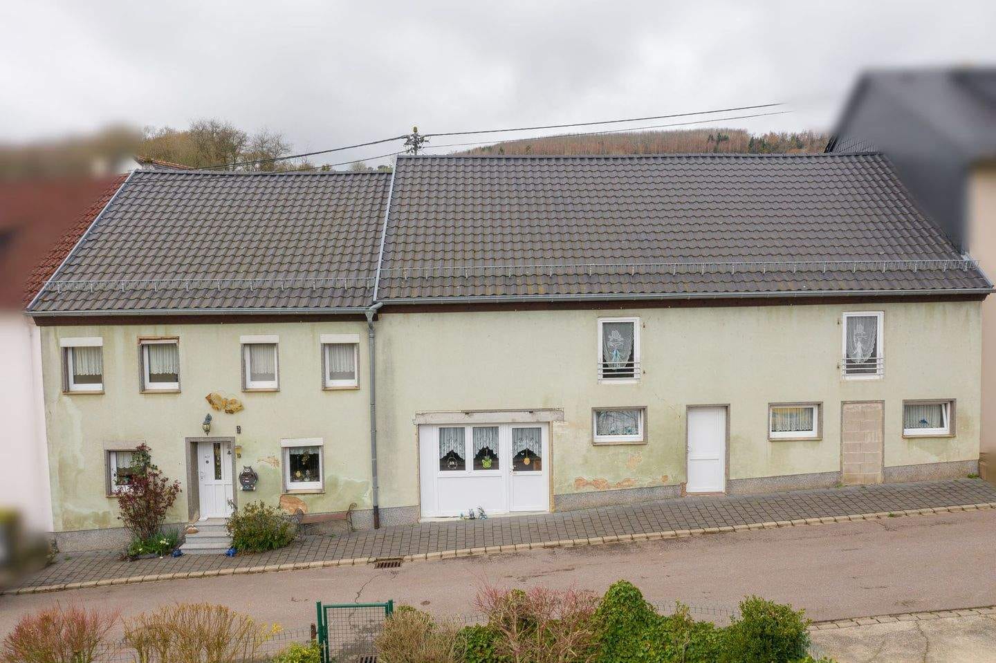 Immobilie in Hentern - Charmantes Reihenmittelhaus mit großem Grundstück, Scheune und 2 Stellplätzen in Hentern - Bild 0