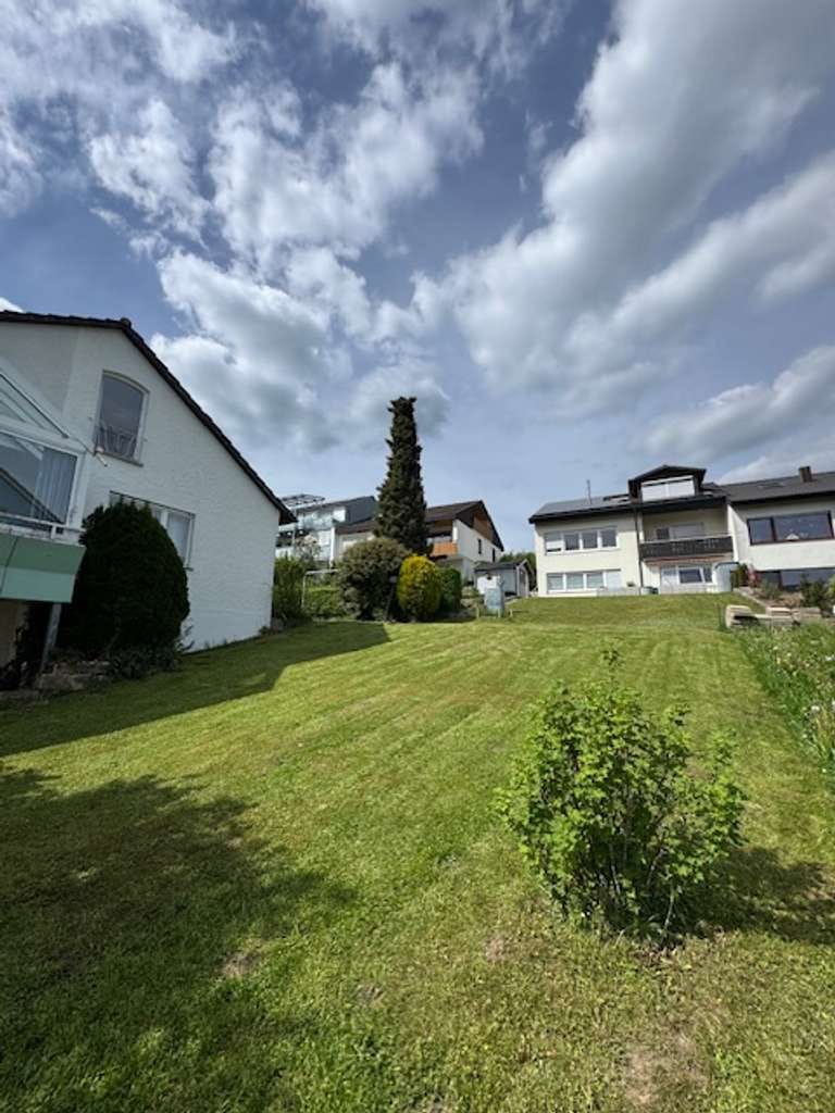 Immobilie in Ostelsheim - Gepflegtes Einfamilienhaus mit großem Garten, Wintergarten sowie 2 Garagen in 75395 Ostelsheim - Bild 1