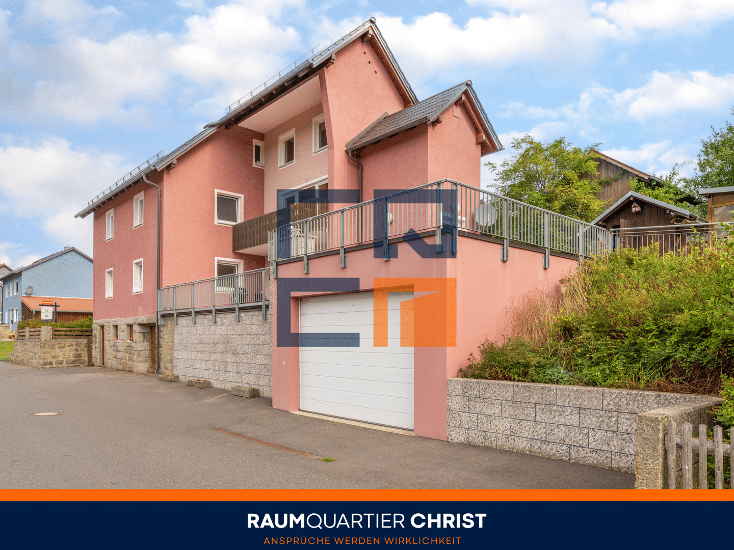 Immobilie in Plößberg - Behinderten und Rollstuhlgerechtes Mehrfamilienhaus mit Aufzug, Sonnenterrasse und großen Garten - Bild 0