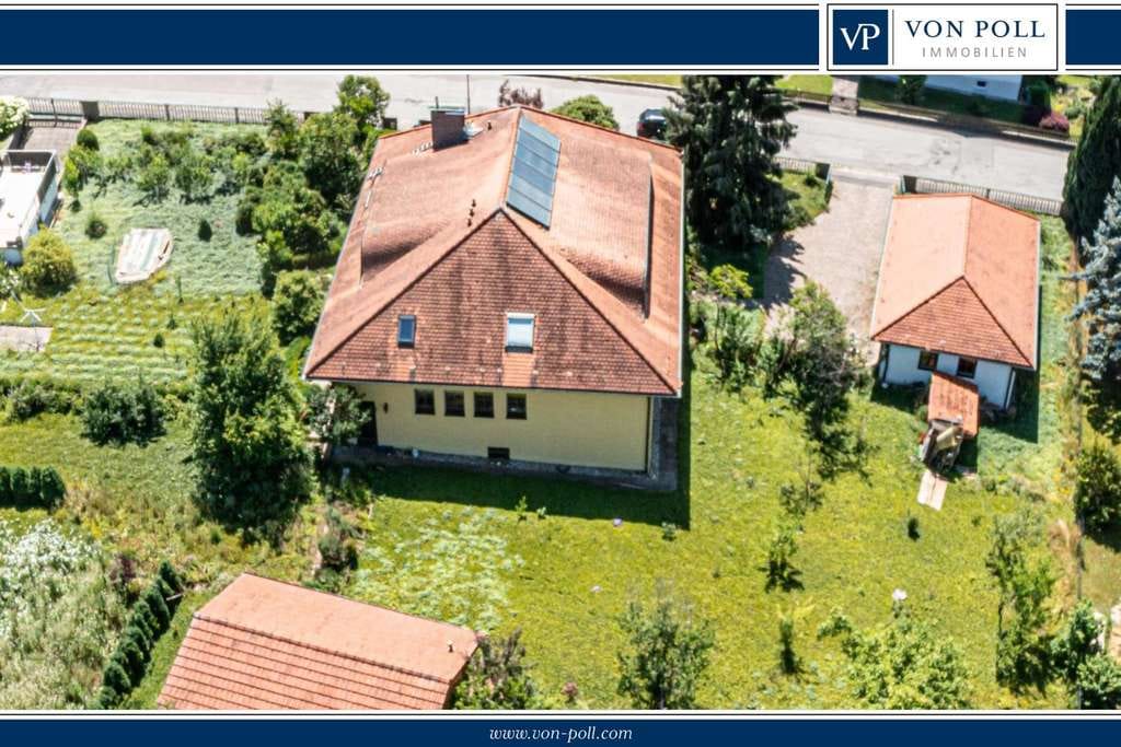 Immobilie in Bad Kötzting - Charmantes Zweifamilienhaus mit drei Garagen und großem Garten - Bild 0