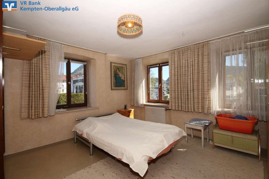 Immobilie in Sonthofen - Charmantes Dreifamilienhaus mit Entwicklungspotenzial - Bild 2