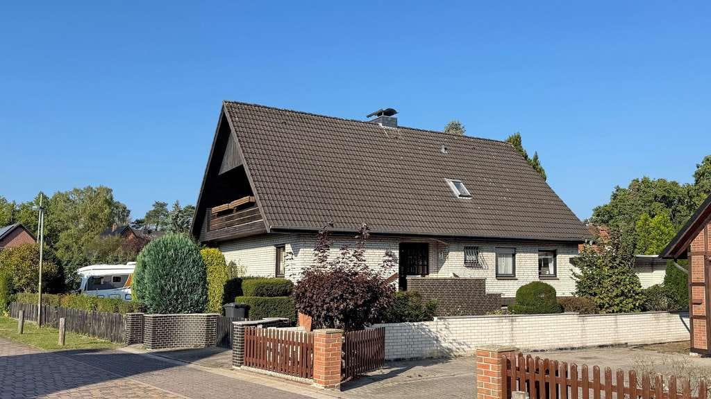 Immobilie in Hambühren - Einfamilienhaus mit großem parkähnlichem Grundstück in Oldau - Bild 1