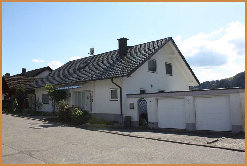 Immobilie in Nordrach - Ein Ort zum Ankommen und Wohlfühlen – Familienhaus mit viel Platz, Garten und herrlicher Aussicht ! - Bild 1