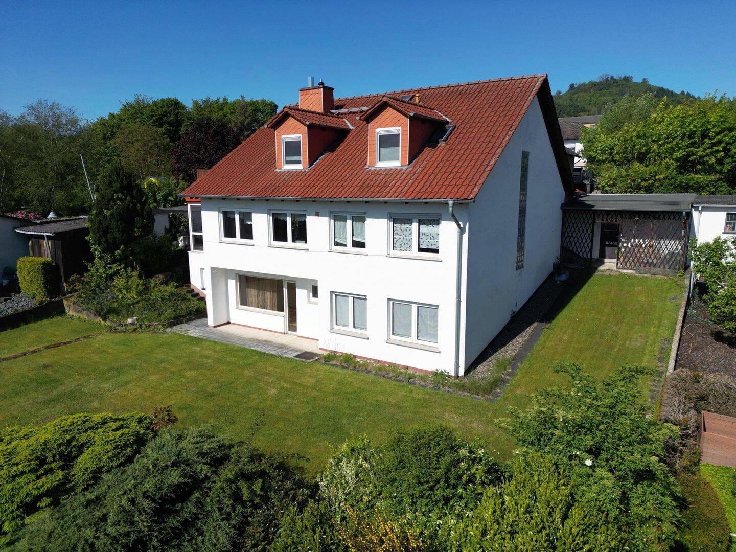 Immobilie in Baunatal - Großes Einfamilienhaus mit vermieteter Einliegerwohnung in Panoramalage von Baunatal-Großenritte! - Bild 0