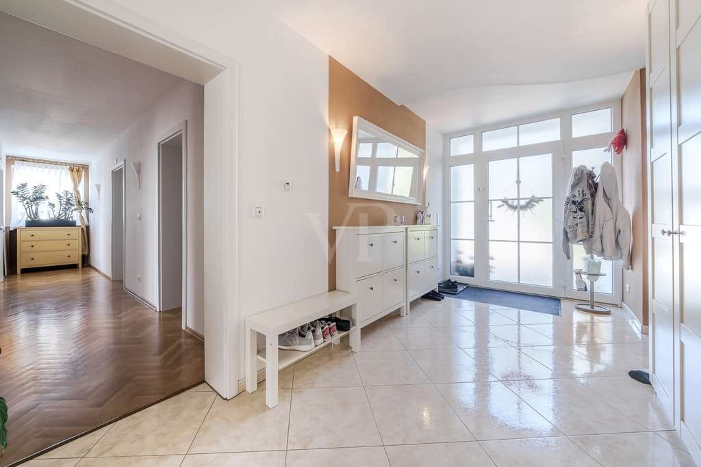 Immobilie in Grävenwiesbach - Top gepflegtes Familiendomizil in beliebter Lage mit viel Platz auf 3 Ebenen, Garten und Garage - Bild 1