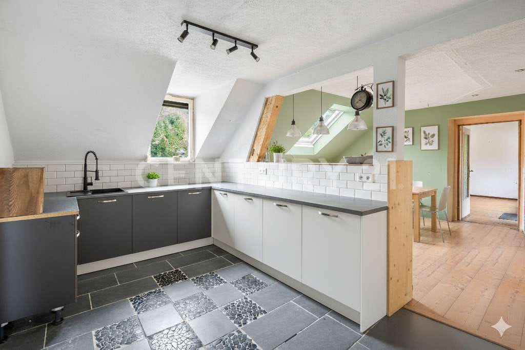 Immobilie in Wehr - Handwerkertraum: Zweifamilienhaus mit PV-Anlage, Garage & großem Garten in Öflingen - Bild 3
