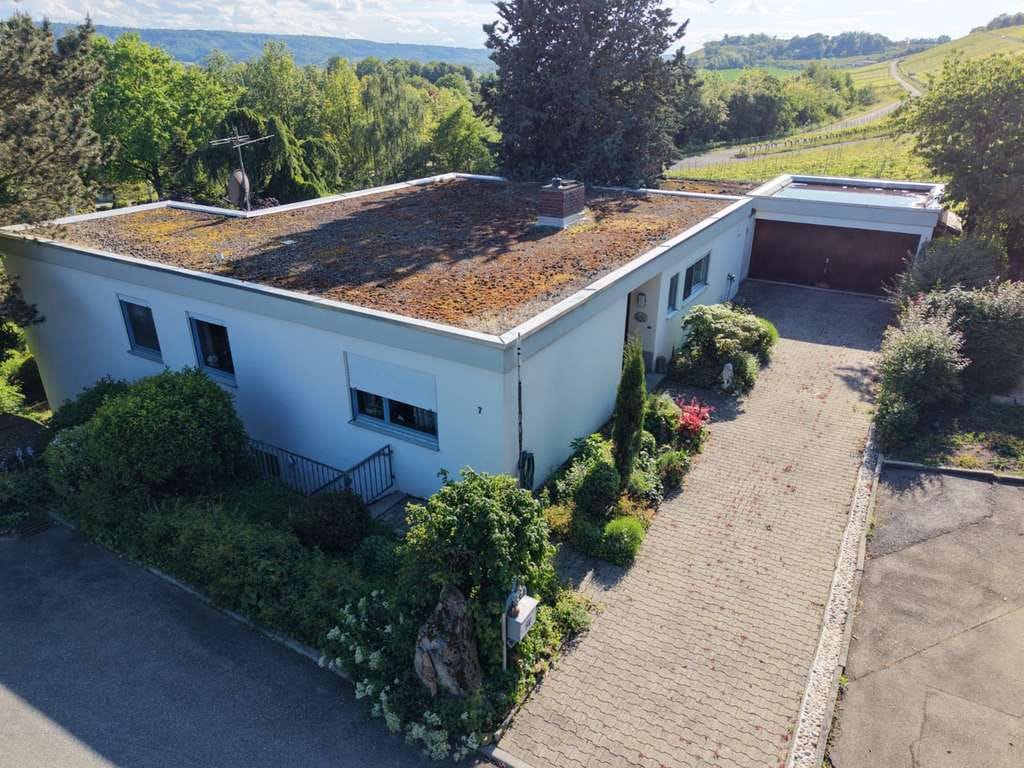 Immobilie in Güglingen - Wohnen mit Charakter: Großzügiger Bungalow mit unverbaubarem Blick in die Weinberge in Güglingen - Bild 2