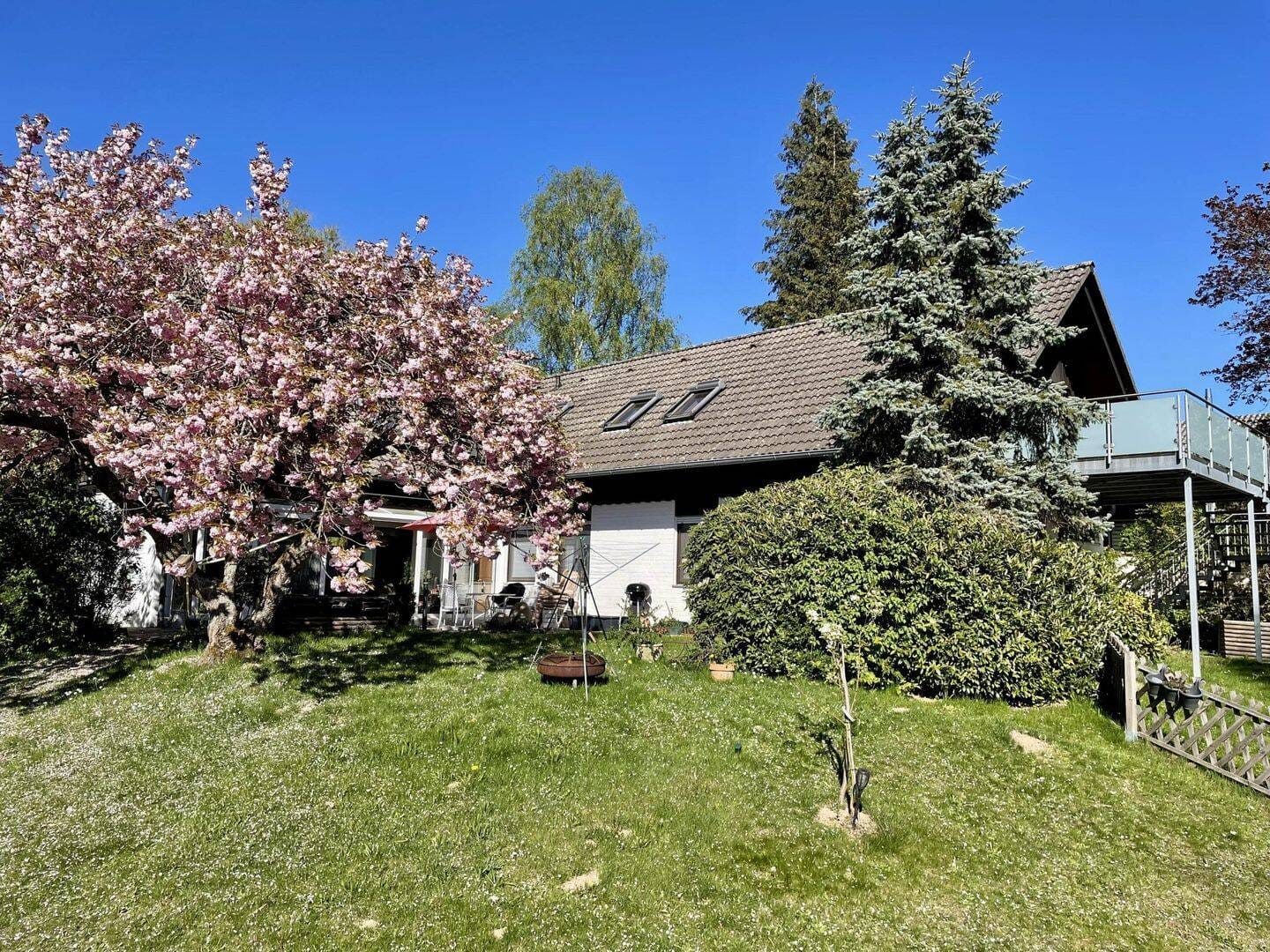 Immobilie in Burgwald - attraktives Wohnhaus mit 2 Wohneinheiten mit diversen Nutzungsmöglichkeiten - Bild 0