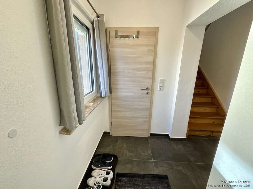Immobilie in Rednitzhembach - Einziehen und Wohlfühlen:
modernisierte Doppelhaushälfte in Rednitzhembach - Bild 1