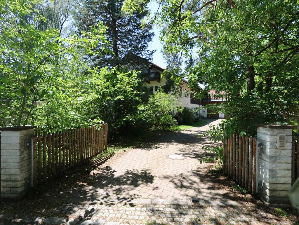 Immobilie in Sauerlach - Familientraum: Charmantes Haus im alpenländischen Stil mit viel Platz und idyllischem Garten - Bild 1