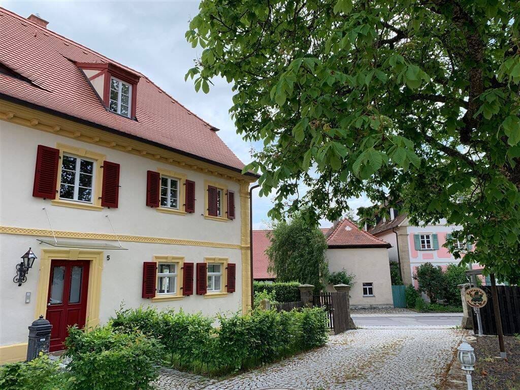 Immobilie in Stegaurach - Doppelhaushälfte mit Garten in umgebauten Gutshof zu verkaufen! - Bild 1