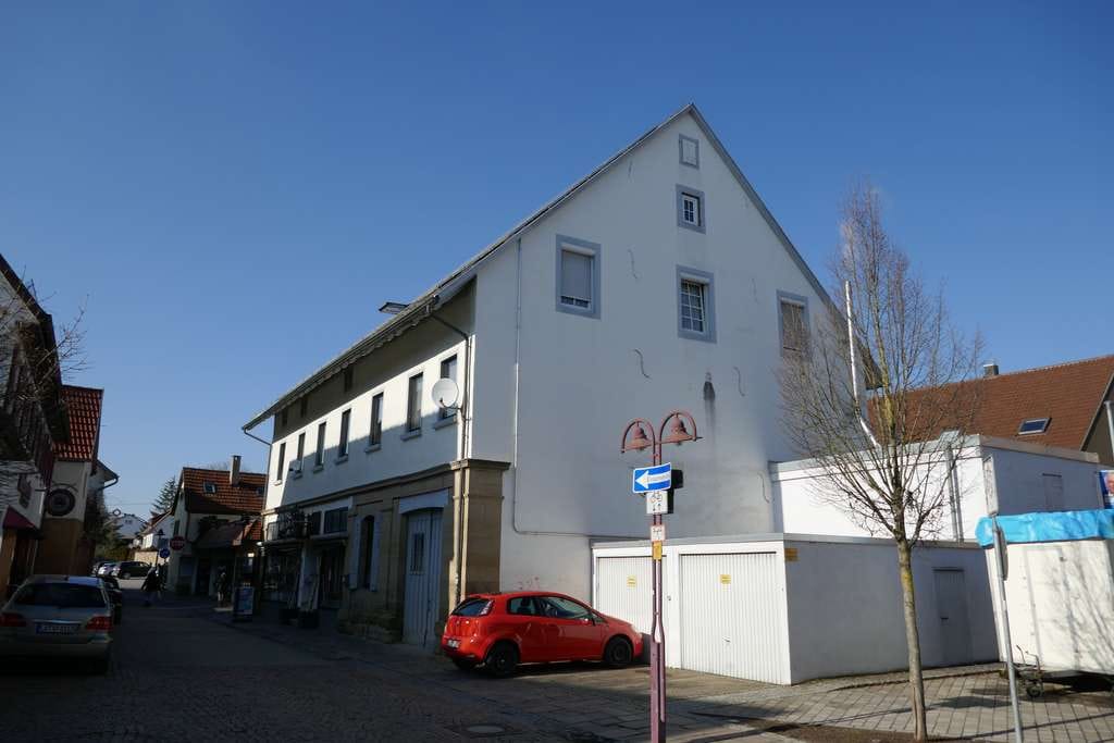 Immobilie in Löchgau - Mehrfamilienhaus mit Charme, Ausbaureserve und Gewerbeeinheit im Zentrum - Bild 0