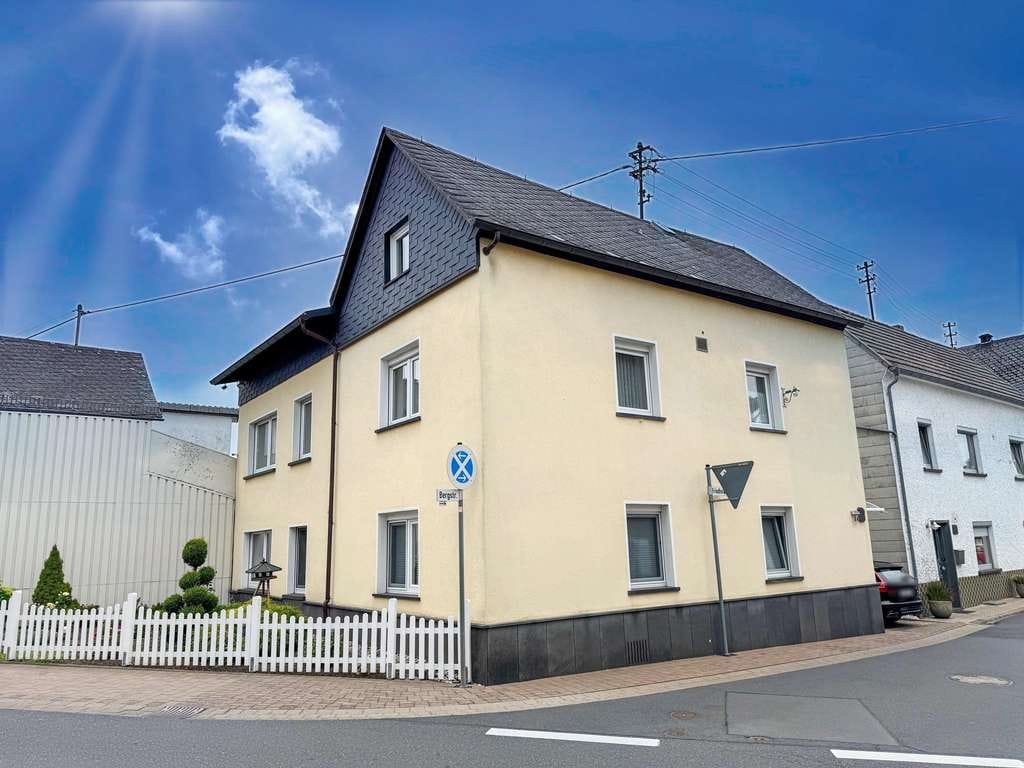 Immobilie in Ettringen - Gepflegtes und renoviertes Zweifamilienhaus in Ettringen  - Bild 1