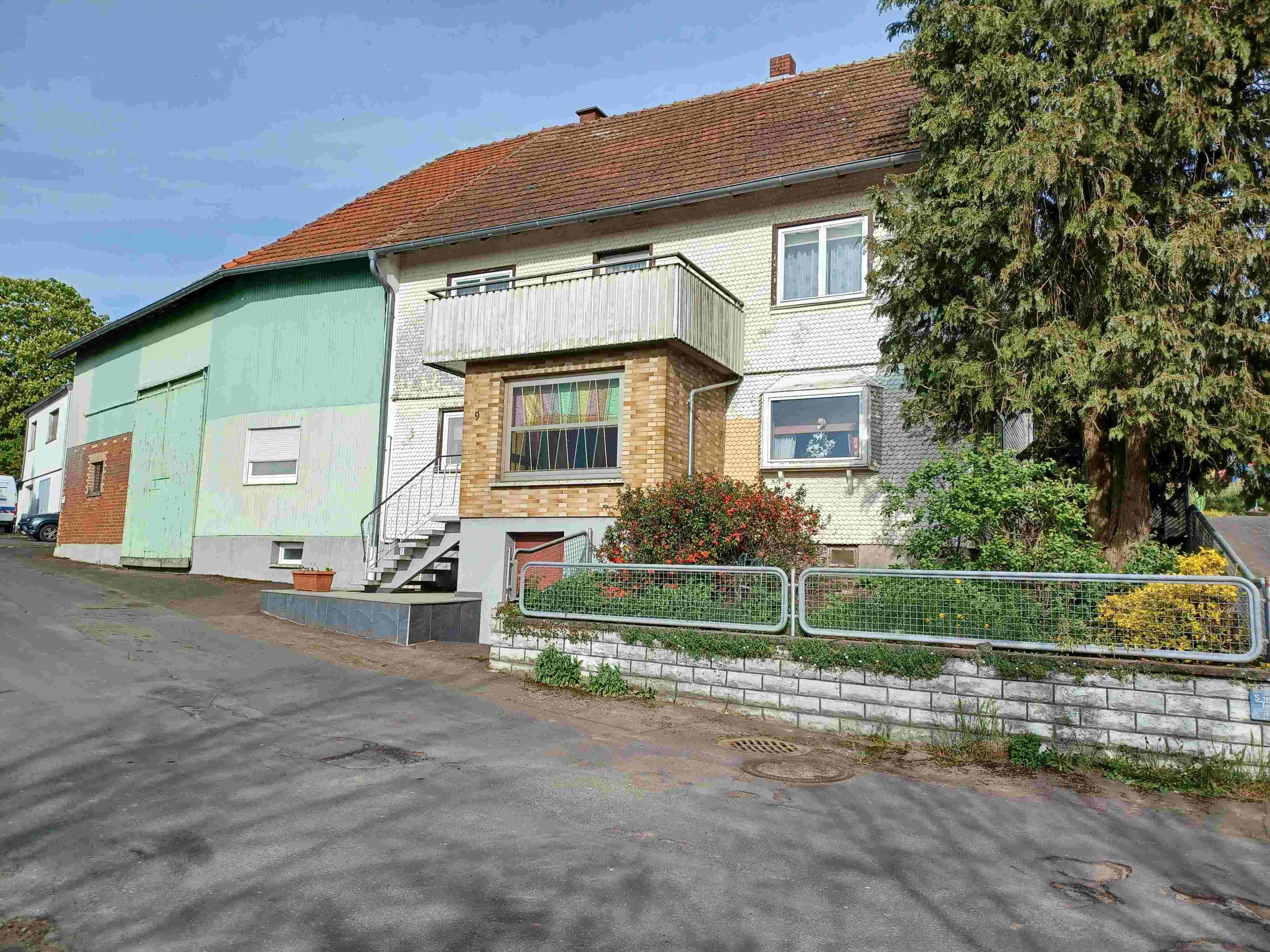 Immobilie in Grebenhain - Bauernhaus mit Nebengebäude - Bild 1