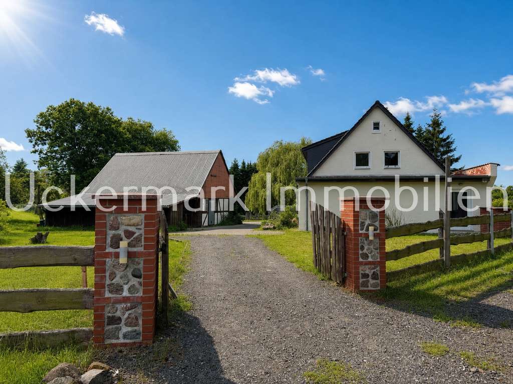Immobilie in Woldegk - Alle dürfen mit...Familie, Freunde, Oma, Opa Hund und Katze...in das große Haus auf großem Grundstüc - Bild 2