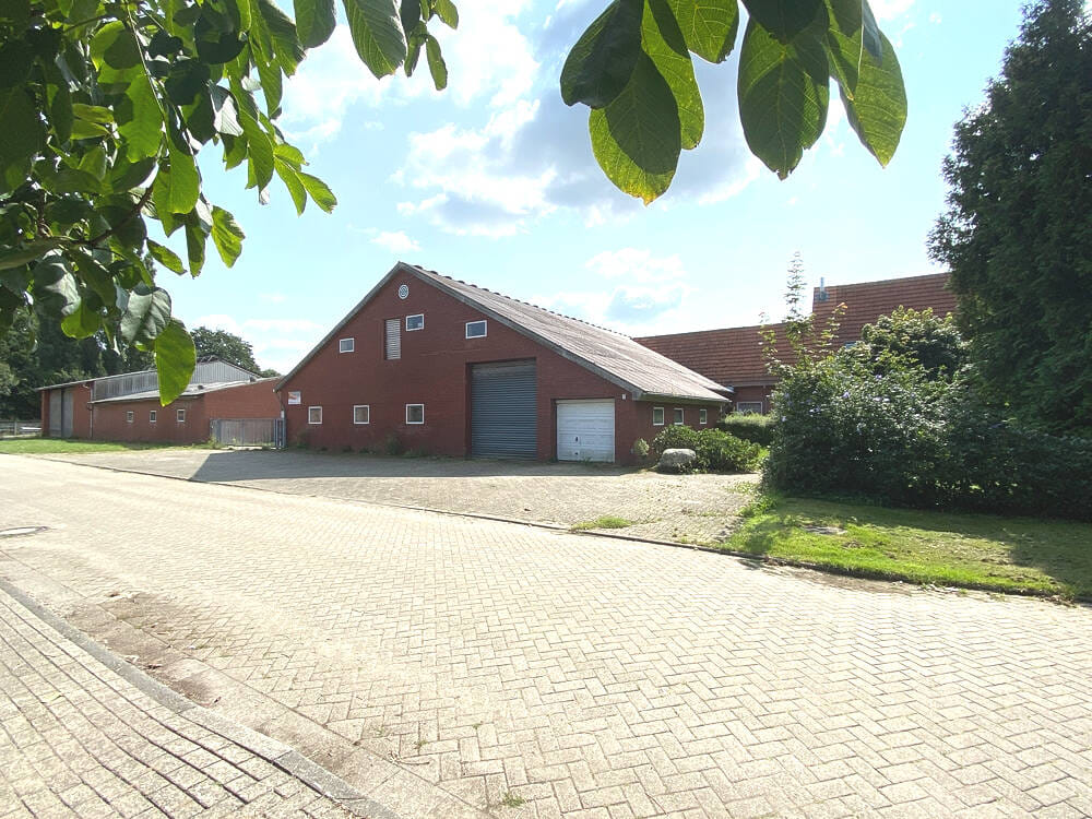 Immobilie in Kluse - Platz für Ideen: Ehemaliger Hof mit Wohnhaus, Hallen und Land in ruhiger Lage - Bild 0